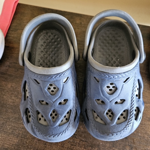 3pairs of toddler shoes - Picture 4 of 5